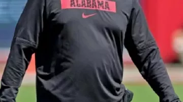Sweat à capuche noir porté par Kalen DeBoer lors d’une conférence de presse sur le football de l’Alabama - HC Kalen DeBoer