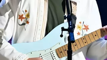 Veste courte portée par Alex Brown dans The Voice Saison 28 Épisode 2 Toutes les performances sont classées