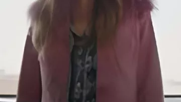 Veste rose à col de fourrure portée par Morgan Gillory dans la série promo High Potential 2x05 « Content Warning » (HD) Kaitlin Olson