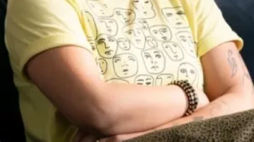 T-shirt jaune Face de Zoë Soul dans High Potential Saison 2 Épisode 3 Bande-annonce - Premier aperçu
