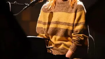 Sweat porté par Hayley Williams dans Hayley Williams : True Believer | The Tonight Show avec Jimmy Fallon