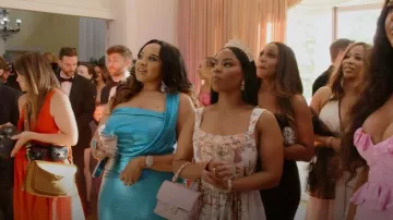 Chiara Boni La Petite Robe Vestido de columna brillante de un solo hombro con fruncido usado por Angel Massie como se ve en The Real Housewives of Potomac (T10E01)