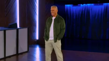 John Varvatos Mota Regular Fit Faux Suede Shirt Jacket en Moss porté par Mel Owens comme on le voit dans The Golden Bachelor (S02E02)