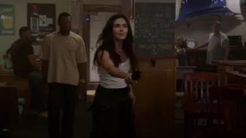 No Boundaries Seamless Scoop Neck Tank Top, 2 Pack usado por Eva Imani (Arienne Mandi) como se ve en Chicago P.D. (S13E01)