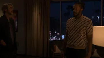 Ted Baker Polo en tricot jacquard en T imbriqué porté par Lewis Stewart (McKinley Freeman) comme on le voit dans Reasonable Doubt (S03E04)