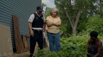 Blusa de botones de manga corta para mujer A.N.A Tall usada por Detective (Alicia Hilton) como se ve en Chicago P.D. (S13E01)