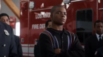 Carhartt WIP Arlo Sweater porté par Harry Grant (Elijah M. Cooper) tel qu’on le voit dans 9-1-1 (S09E01)