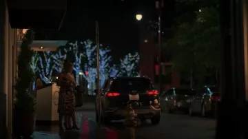 Vestido con abertura lateral con estampado de cebra en blanco roto usado por Sally Braswell (Nefetari Spencer) como se ve en Duda razonable (S03E05)