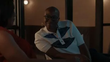 Polo Kapital 14G Cotton Tomahawk Paisley Carol porté par Henrietta Wilson (Aisha Hinds) tel qu’on le voit dans 9-1-1 (S09E01)