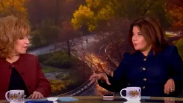 Veronica Beard Cynthia Veste portée par Ana Navarro telle que vue dans The View le 9 octobre 2025