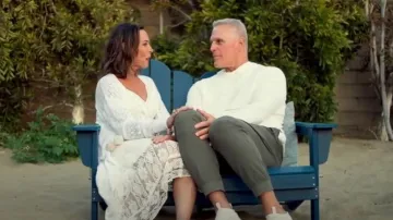 Sweat à capuche Faherty Shorelite UPF en blanc pur porté par Mel Owens comme on le voit dans The Golden Bachelor (S02E03)