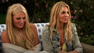 Veste Ada rétrofete à Sienne portée par Nicolle Briscoe comme on le voit dans The Golden Bachelor (S02E03)