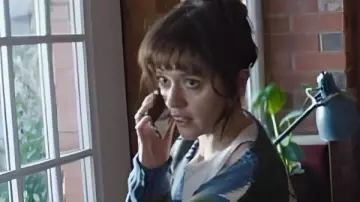 Film Club S1 Aimee Lou Wood Colorblock Cardigan usado por Evie (Aimee Lou Wood) como se ve en Film Club (S01)