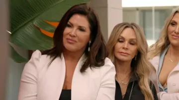 Alice + Olivia Harvey Chaqueta de manga abullonada usada por Emily Simpson como se ve en The Real Housewives of Orange County (T19E14)