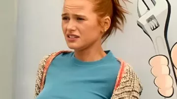 Entretien requis 2025 Cardigan Madelaine Petsch porté par Charlie (Madelaine Petsch) comme on le voit dans Entretien requis