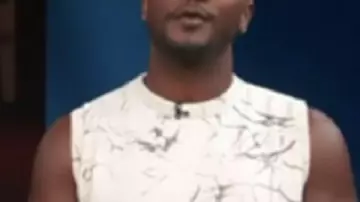 Chaleco de suéter con estampado de mármol Scott Evans 2025 de Access Hollywood