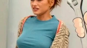 Entretien requis 2025 Cardigan Madelaine Petsch porté par Charlie (Madelaine Petsch) en Entretien requis