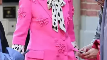 Blazer rosa con apliques florales usado por Elsbeth Tascioni (Carrie Preston) en Elsbeth (S03)