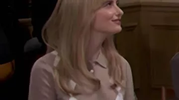 Suéter de polo de rombos beige de SNL usado por Self - Varios personajes (Chloe Fineman) como se ve en Saturday Night Live (S50E19)