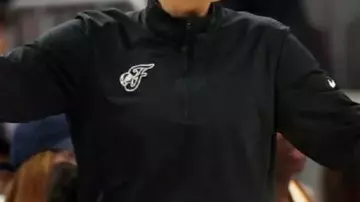 Sweat-shirt noir porté par Stephanie White dans Indiana Fever v Golden State Valkyries