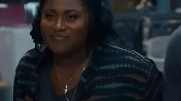 Peacemaker S02 Danielle Brooks T-shirt pour chat porté par Leota Adebayo (Danielle Brooks) dans Peacemaker (S02)