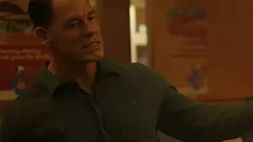 Peacemaker S02 John Cena Chemise grise portée par Christopher Smith / Peacemaker (John Cena) dans Peacemaker (S02)