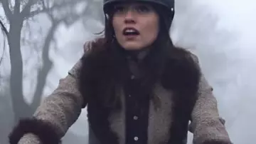 Abrigo largo de madera de Film Club usado por (Aimee Lou Wood) como se ve en Film Club