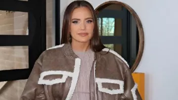 Blouson aviateur Sherpa Real Housewives Of SLC porté par (Meredith Monroe) comme on le voit dans The Real Housewives of Atlanta (S13E16)