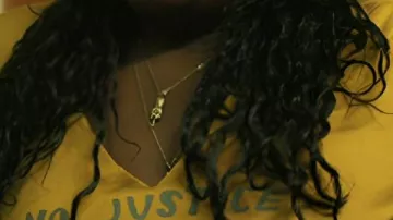 Peacemaker S2 Danielle Brooks No Justice No Peace T-Shirt porté par Leota Adebayo (Danielle Brooks) dans Peacemaker (S00)