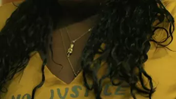 Peacemaker S2 Danielle Brooks No Justice No Peace T-Shirt porté par Leota Adebayo (Danielle Brooks) dans Peacemaker (S00)