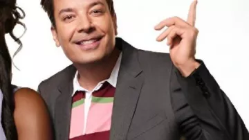 T-shirt polo à rayures roses et rouges porté par Self - Host (Jimmy Fallon) comme on le voit dans On Brand with Jimmy Fallon (S01E08)