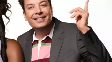 T-shirt polo à rayures roses et rouges porté par Self - Host (Jimmy Fallon) comme on le voit dans On Brand with Jimmy Fallon (S01E08)