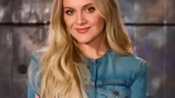 Chaqueta vaquera Kelsea Ballerini The Voice S28 usada por Kelsea Ballerini como se ve en The Voice