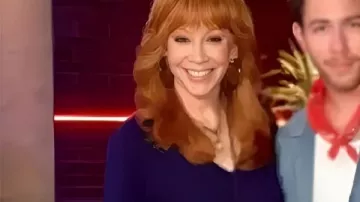 Reba McEntire The Voice S28 Feather Cuff Sweater porté par Reba McEntire comme on le voit dans The Voice