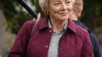 J’ai combattu la loi S1 Sheridan Smith Veste violette d’Ann Ming (Sheridan Smith) dans J’ai combattu la loi (S01E04)