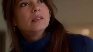 Este suéter de cuello alto azul marino usado por Cassandra Lee (Kristin Kreuk) en Asesinato en un pueblo pequeño S02 (EP3)