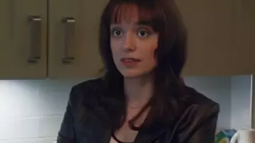 Film Club S01 Aimee Lou Wood Blazer de cuero negro usado por Evie (Aimee Lou Wood) como se ve en Film Club (S01)