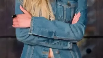 Chaqueta de mezclilla azul usada por Self - Coach (Kelsea Ballerini) en The Voice