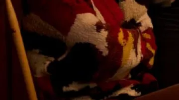 Suéter rojo estampado usado por Becka Garvey (Eve Hewson) en Bad Sisters