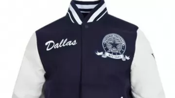 Dallas Cowboys Team Badge Classic Rib Varsity Jacket porté par Jay Johnson comme on le voit dans Dallas Cowboys Cheerleaders : Making the Team