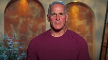 Camiseta Lululemon Escape and Explore usada por Mel Owens como se ve en The Golden Bachelor (S02E03)