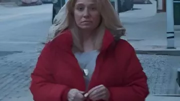 The Baltimorons Liz Larsen Red Puffer Coat porté par Didi (Liz Larsen) dans The Baltimorons