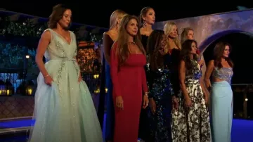 Vestido de tul adornado con Badgley Mischka en azul cielo usado por Debbie Siebers como se ve en The Golden Bachelor (S02E03)