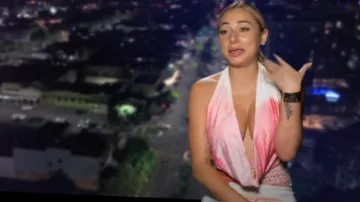 Vestido largo con estampado completo de Shein para mujer con cuello halter y detalle de volantes en la espalda usado por Catia Sinigaglia como se ve en Aussie Shore (S02E04)