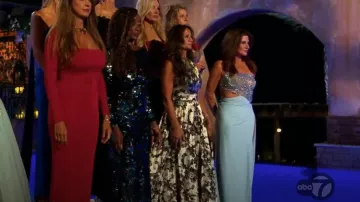 Cheryl Steele Vestido halter floral metálico usado por Cheryl Steele como se ve en The Golden Bachelor (S02E03)