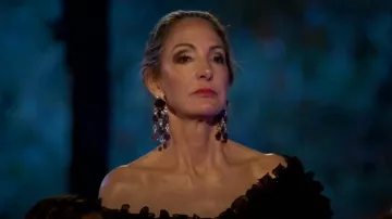 Pendientes Bounkit Marysol usados por Robin Rocha como se ve en The Golden Bachelor (S02E03)