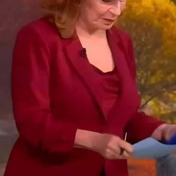 Cropped Blazer worn by Joy Behar in The View 2025