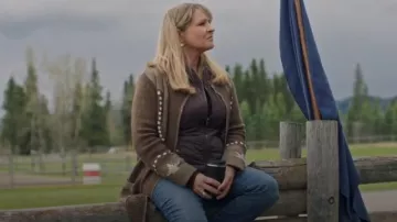 Cardigan con cinturón de Steer & Star de Stetson usado por Lisa Stillman (Jessica Steen) como se ve en Heartland (S19E02)