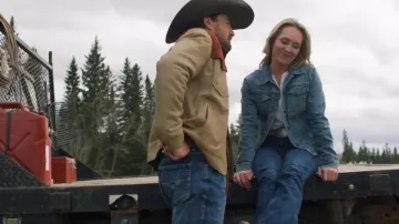 Veste en jean Carhartt Benson portée par Amy Fleming (Amber Marshall) comme on le voit dans Heartland (S19E02)