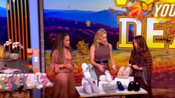 Vestido midi de punto a cuadros con cinturón Cara Cara Brice usado por Sara Haines como se ve en The View el 10 de octubre de 2025